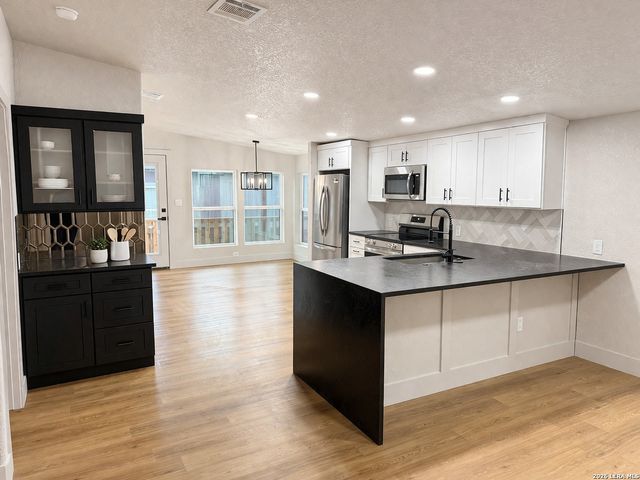 12140 Eidelweiss Dr, Lacoste, TX 78039