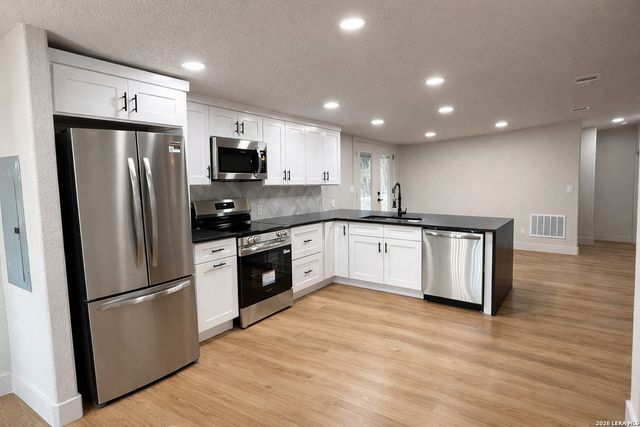 12140 Eidelweiss Dr, Lacoste, TX 78039