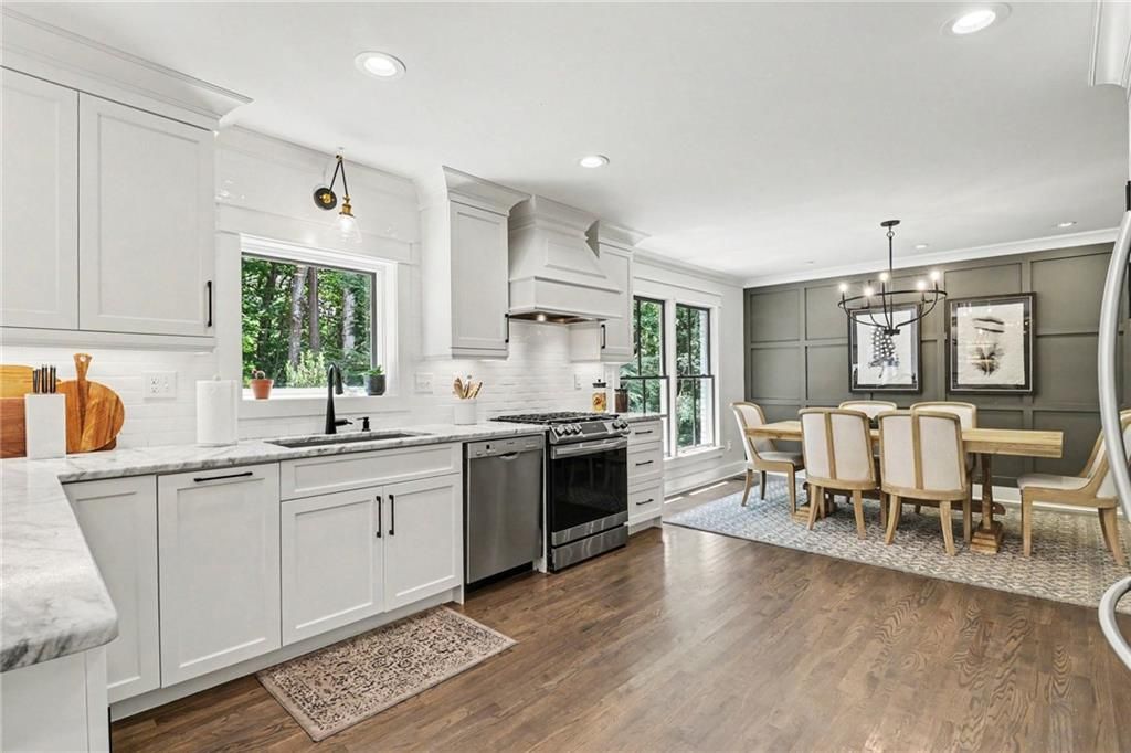Image 11 of property listing at 1711 W Nancy Creek Drive NE, Atlanta, GA 30319