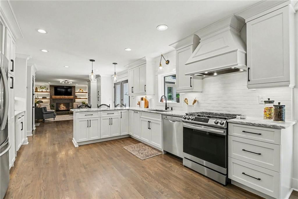 Image 14 of property listing at 1711 W Nancy Creek Drive NE, Atlanta, GA 30319