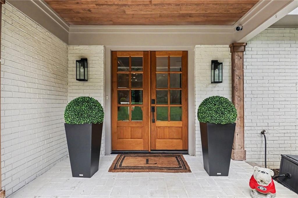 Image 2 of property listing at 1711 W Nancy Creek Drive NE, Atlanta, GA 30319