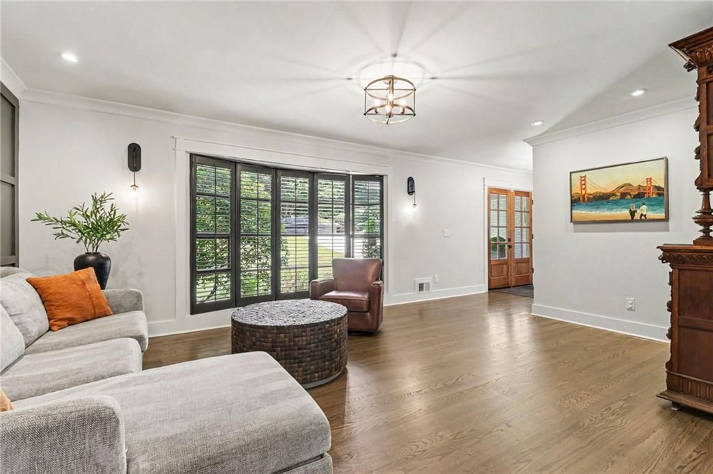 Image 4 of property listing at 1711 W Nancy Creek Drive NE, Atlanta, GA 30319