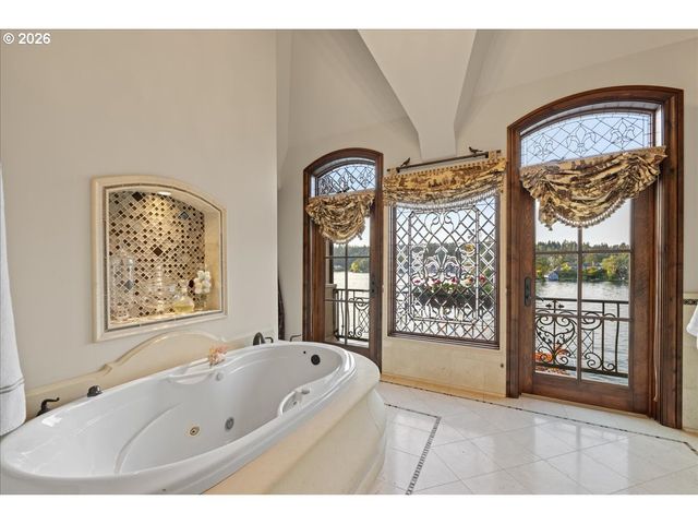 1527 LAKE FRONT Rd, Lake Oswego, OR 97034