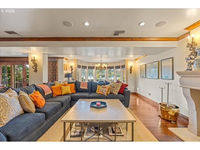 1527 LAKE FRONT Rd, Lake Oswego, OR 97034