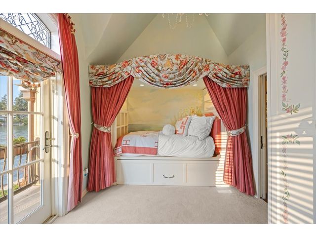 1527 LAKE FRONT Rd, Lake Oswego, OR 97034