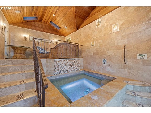 1527 LAKE FRONT Rd, Lake Oswego, OR 97034