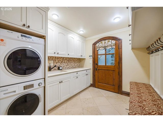 1527 LAKE FRONT Rd, Lake Oswego, OR 97034