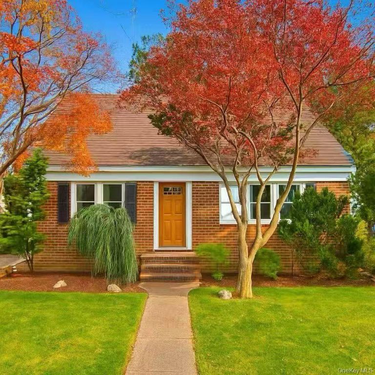 243 Cushing Avenue, Williston Park, NY 11596