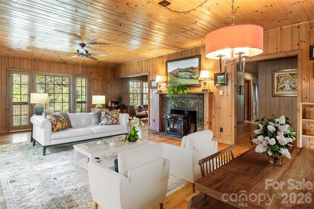 15 Meadow Lane, Fairview, NC 28730