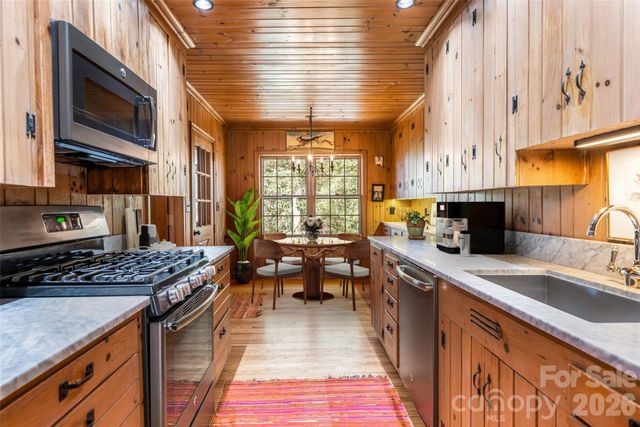 15 Meadow Lane, Fairview, NC 28730