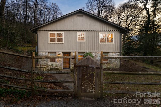 15 Meadow Lane, Fairview, NC 28730