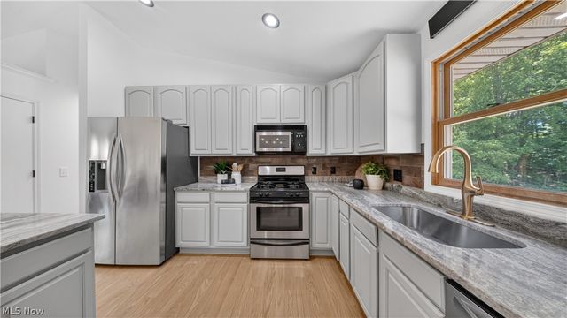 10142 Hillcrest Road, Kirtland, OH 44094