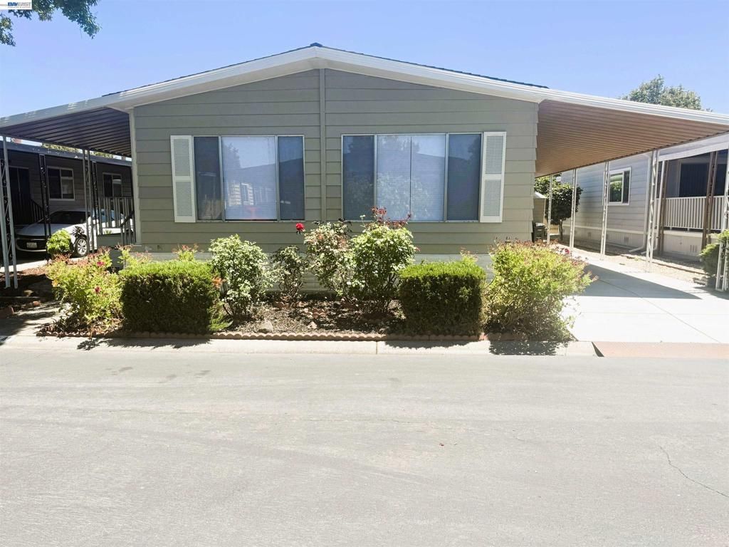 Image 1 of property listing at 29354 Middleborough, Hayward, CA 94544
