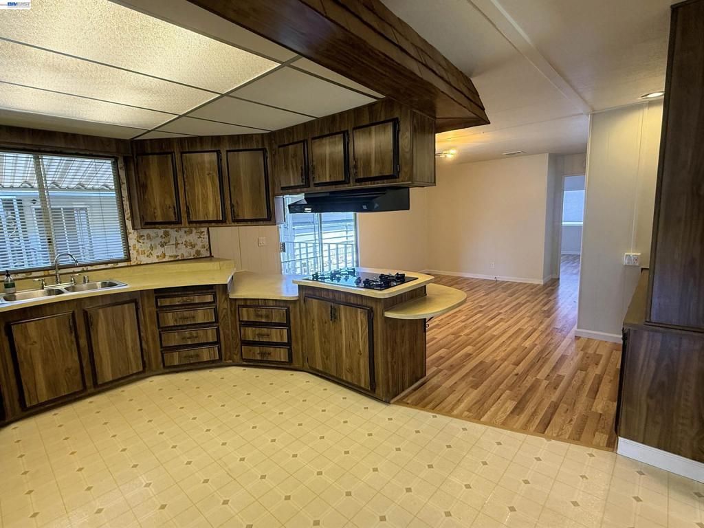 Image 13 of property listing at 29354 Middleborough, Hayward, CA 94544