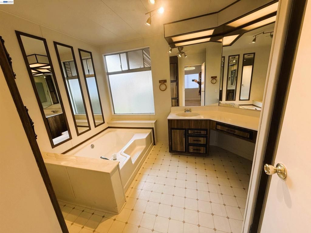 Image 19 of property listing at 29354 Middleborough, Hayward, CA 94544