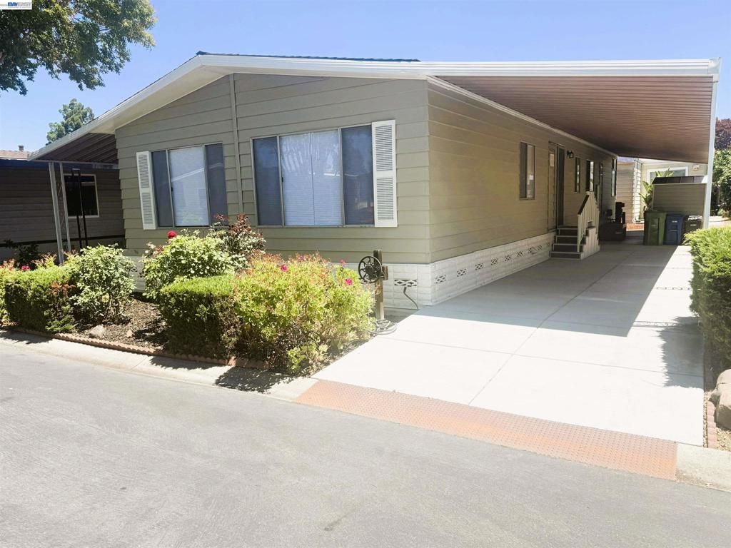 Image 2 of property listing at 29354 Middleborough, Hayward, CA 94544