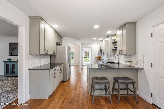 8316 Lacevine Rd, Louisville, KY 40220