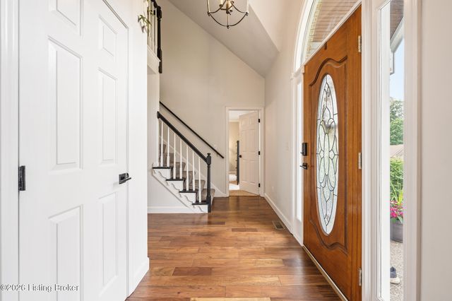 8316 Lacevine Rd, Louisville, KY 40220