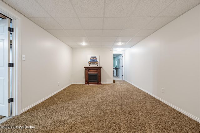 8316 Lacevine Rd, Louisville, KY 40220