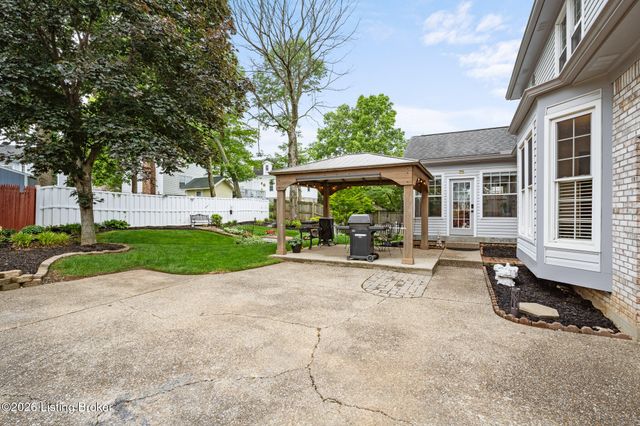 8316 Lacevine Rd, Louisville, KY 40220