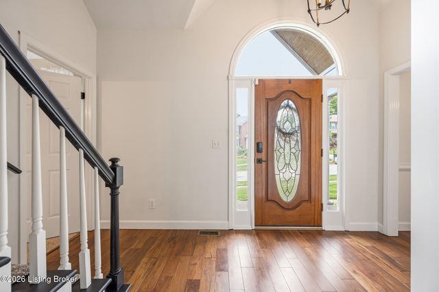 8316 Lacevine Rd, Louisville, KY 40220