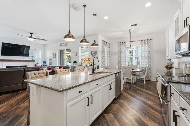 8113 CHAMPIONS FOREST WAY, Tampa, FL 33635