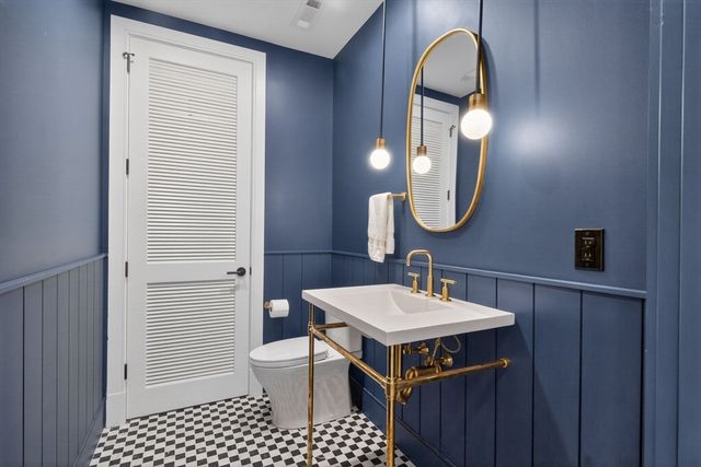 1114 Beacon 101, Newton, MA 02461