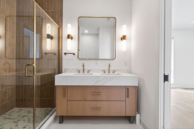 1114 Beacon 101, Newton, MA 02461