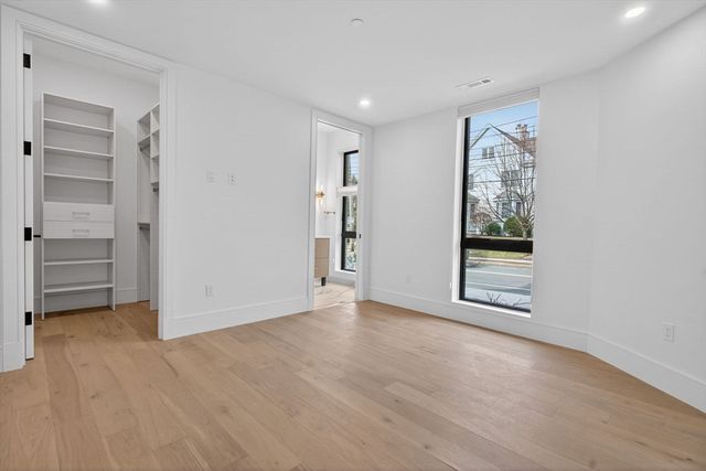 1114 Beacon 101, Newton, MA 02461
