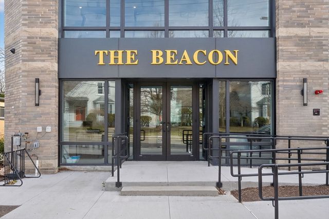 1114 Beacon 101, Newton, MA 02461