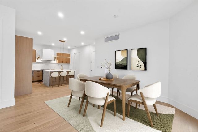 1114 Beacon 101, Newton, MA 02461
