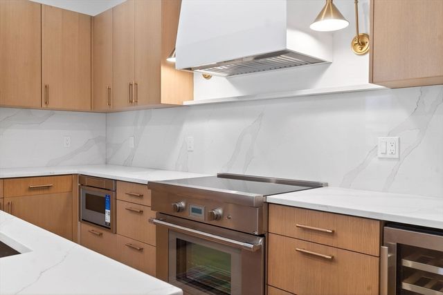1114 Beacon 101, Newton, MA 02461