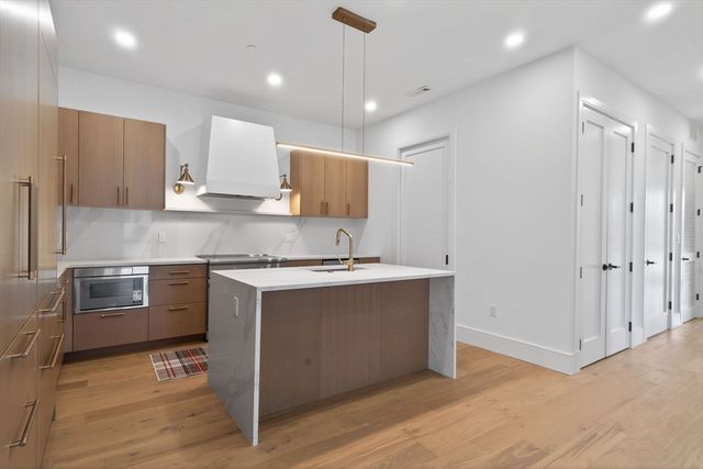 1114 Beacon 101, Newton, MA 02461