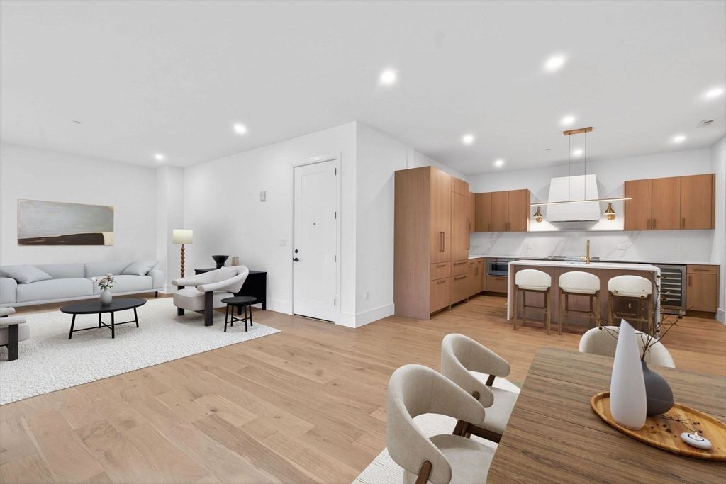 1114 Beacon 101, Newton, MA 02461