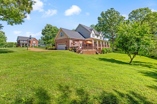 1000 Bradby Dr, Burns, TN 37029