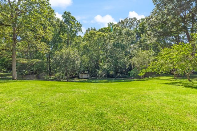 1000 Bradby Dr, Burns, TN 37029