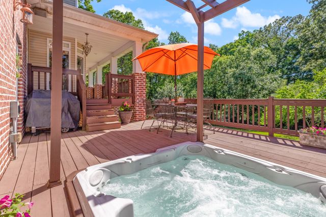1000 Bradby Dr, Burns, TN 37029