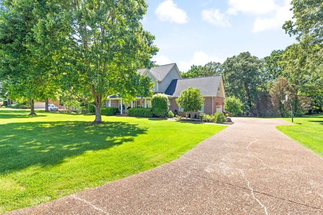 1000 Bradby Dr, Burns, TN 37029