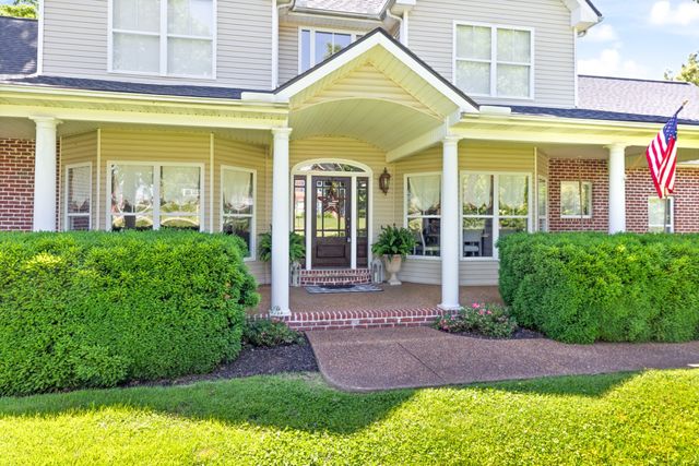 1000 Bradby Dr, Burns, TN 37029
