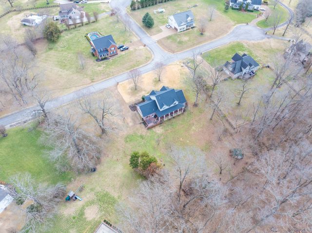 1000 Bradby Dr, Burns, TN 37029