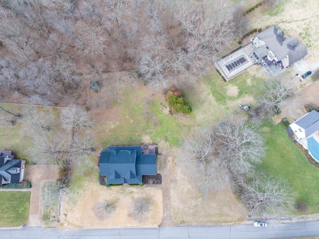 1000 Bradby Dr, Burns, TN 37029