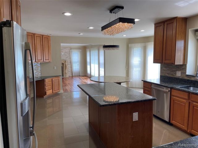 45856 Bristol Circle, Novi, MI 48377
