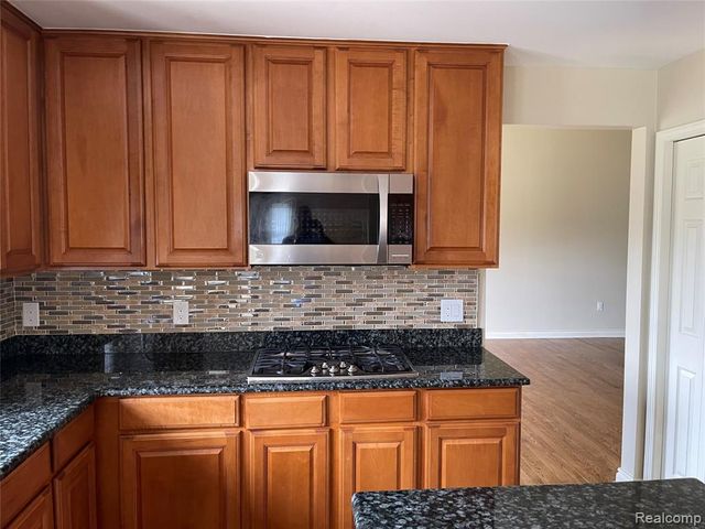 45856 Bristol Circle, Novi, MI 48377