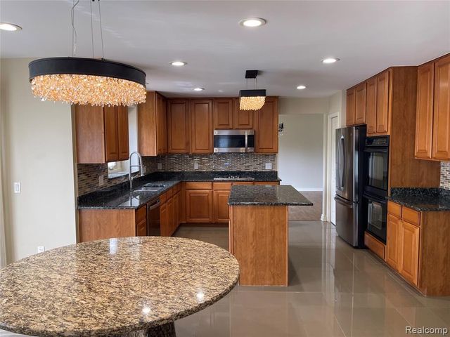 45856 Bristol Circle, Novi, MI 48377
