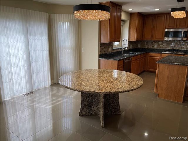 45856 Bristol Circle, Novi, MI 48377