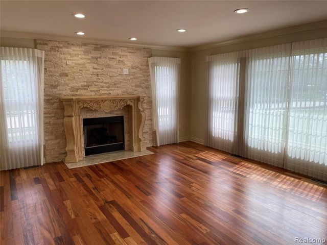 45856 Bristol Circle, Novi, MI 48377
