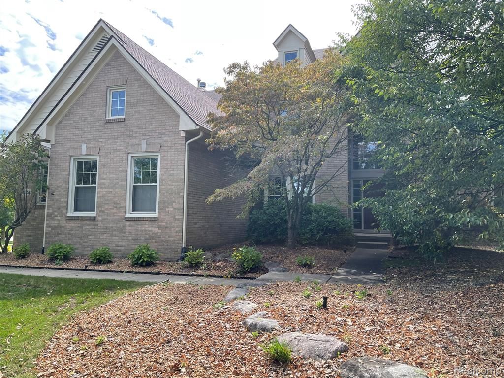 45856 Bristol Circle, Novi, MI 48377