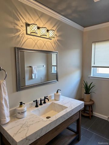 32960 Oakview Drive, Warren, MI 48092