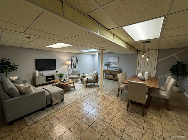 32960 Oakview Drive, Warren, MI 48092