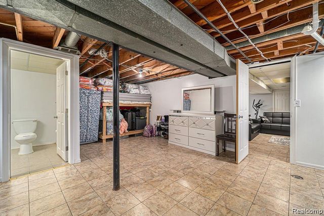 32960 Oakview Drive, Warren, MI 48092